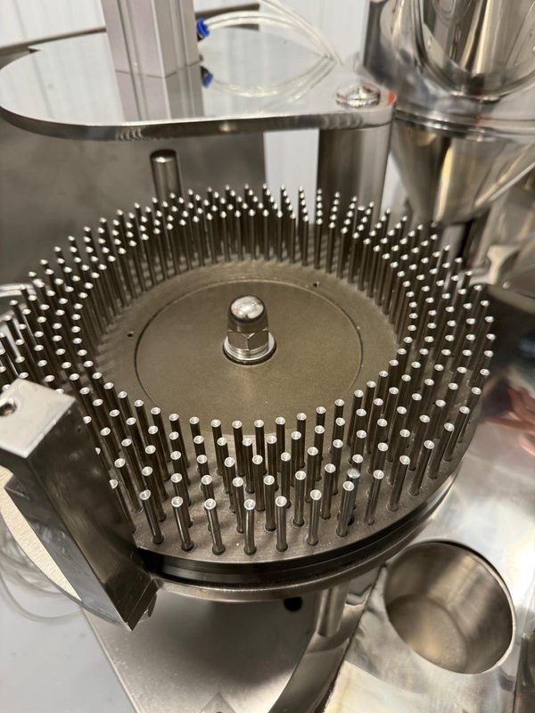 Capsule loading ring with its bed of alignment pins