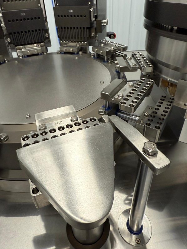 Segment blocks and bushing plates arranged around the turret